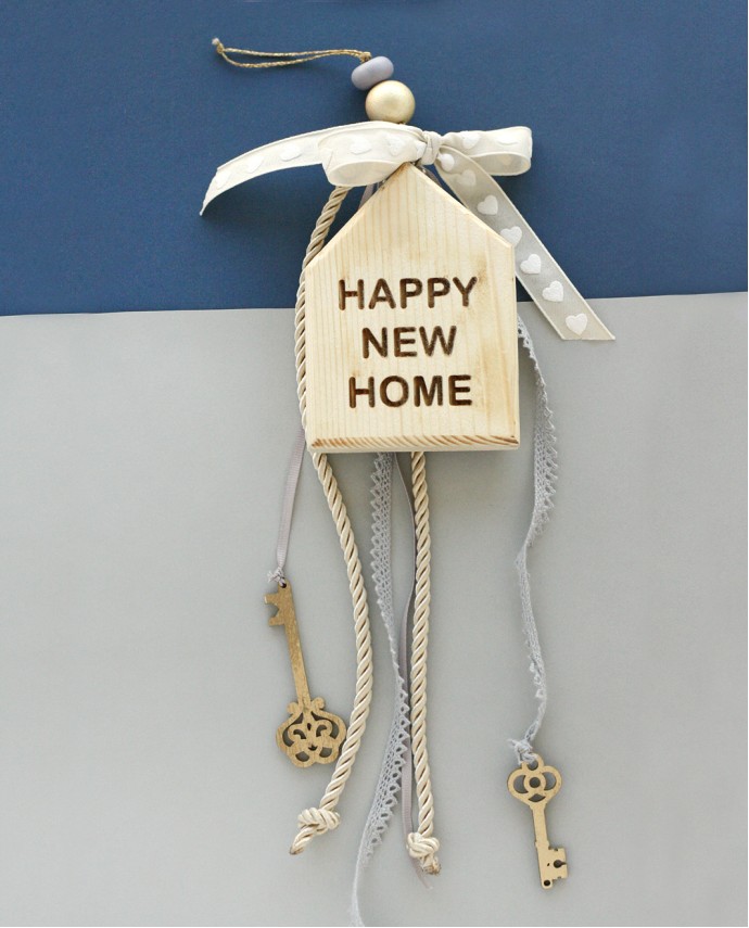 ΕΠΙΤΡΑΠΕΖΙΟ ΓΟΥΡΙ ΣΠΙΤΑΚΙ ΚΡΕΜΑΣΤΟ HAPPY NEW HOME Γούρια
