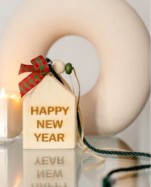 ΕΠΙΤΡΑΠΕΖΙΟ ΓΟΥΡΙ ΣΠΙΤΑΚΙ ΚΡΕΜΑΣΤΟ HAPPY NEW YEAR Γούρια