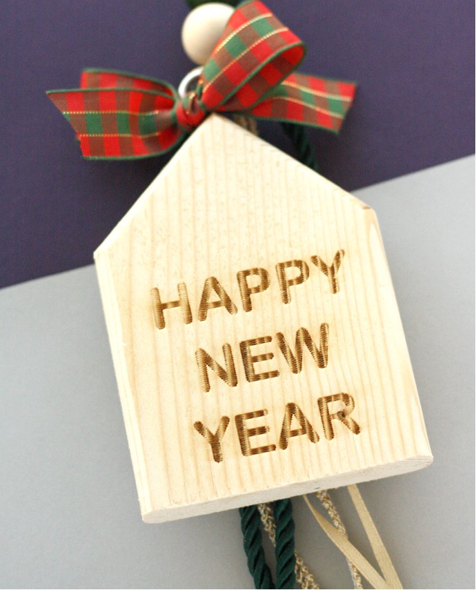 ΕΠΙΤΡΑΠΕΖΙΟ ΓΟΥΡΙ ΣΠΙΤΑΚΙ ΚΡΕΜΑΣΤΟ HAPPY NEW YEAR Γούρια