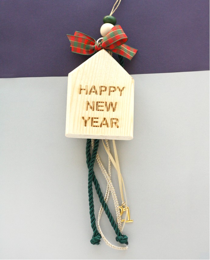 ΕΠΙΤΡΑΠΕΖΙΟ ΓΟΥΡΙ ΣΠΙΤΑΚΙ ΚΡΕΜΑΣΤΟ HAPPY NEW YEAR Γούρια