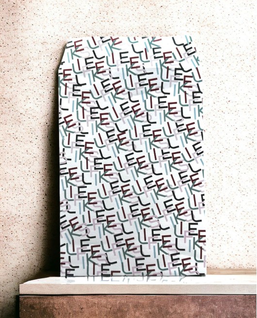ΧΑΡΤΙΝΗ ΣΥΣΚΕΥΑΣΙΑ ΦΑΚΕΛΑΚΙ ΜΕΓΑΛΟ ΜΕ LOGO PATTERN 23*32 cm Δώρα