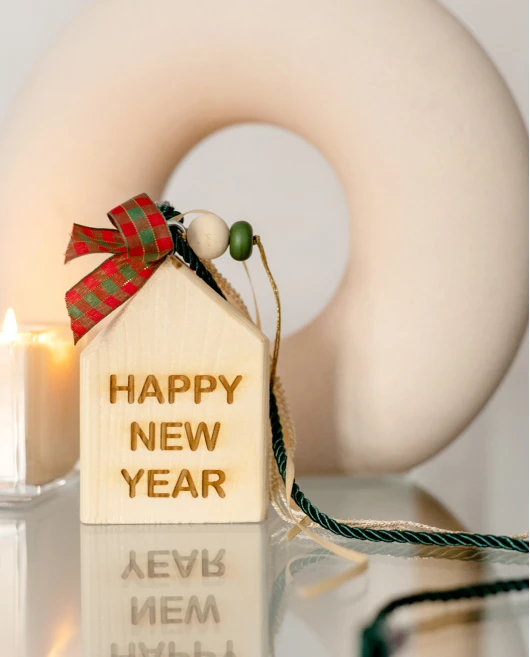 ΕΠΙΤΡΑΠΕΖΙΟ ΓΟΥΡΙ ΣΠΙΤΑΚΙ ΚΡΕΜΑΣΤΟ HAPPY NEW YEAR Γούρια