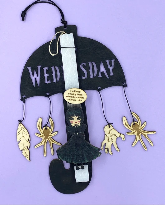 Λαμπάδα Wednesday σε ξύλινο κάδρο
